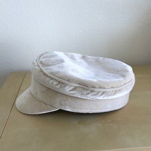 Lack of color velveteen cap